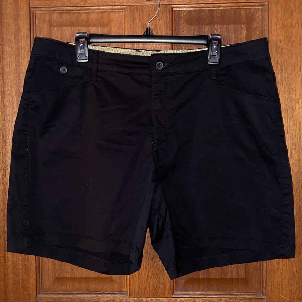 🌺LEES Natural Fit. Ladies Black Shorts.Size 18M🌺